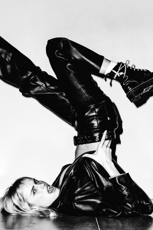 Chiara Hovland - fashion model portfolio photo 22