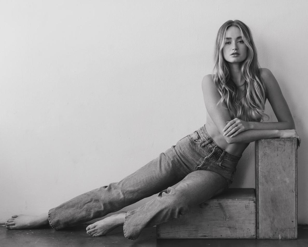 Zoey Kay - fashion model portfolio photo 18