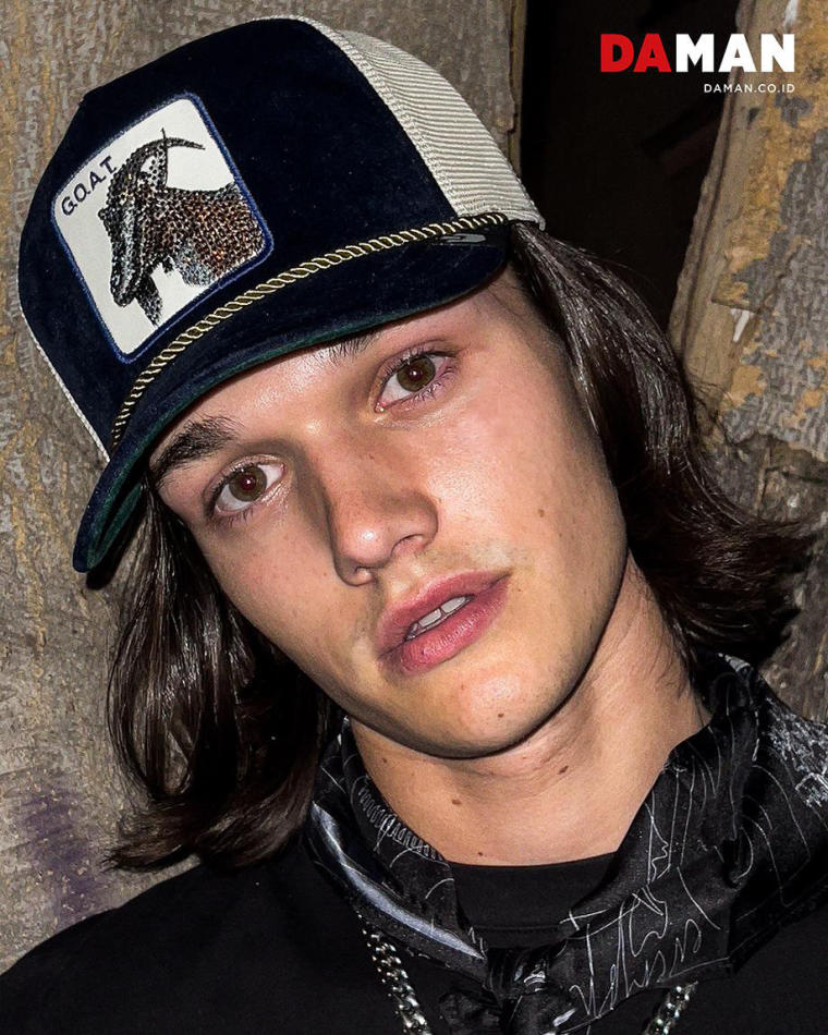 Henry Wallace - fashion model portfolio photo 7