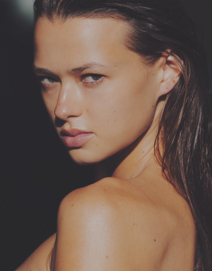 Didi Sviridova - fashion model portfolio photo 24